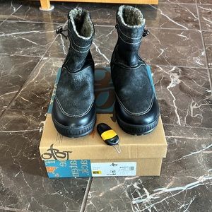 NIB OTBT Fanfare Snow Spikes Boots Women Size 9.0 Pull On Ankle Black